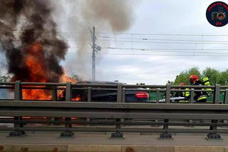 Warszawa: Nowoczesne BMW spłonęło na Moście Północnym! Ogień buchał na kilka metrów [GALERIA]