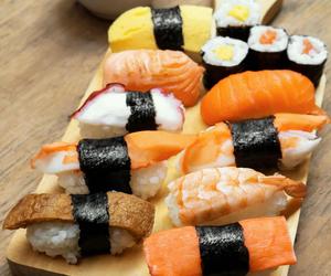 Apetyczne sashimi z rybą, krewetką i omletem 