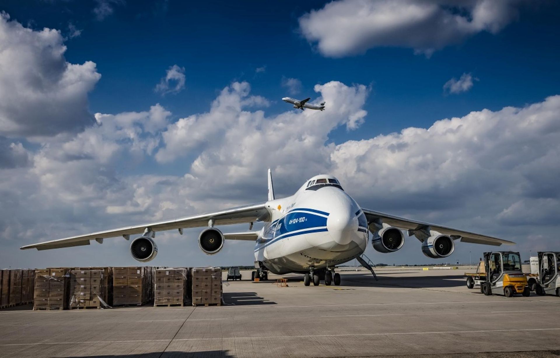 Rosyjski AN-124-100 firmy Volga-Dnepr