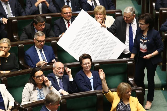 Okrutna karykatura Suskiego. Poseł obśmiał koleżankę z sejmu