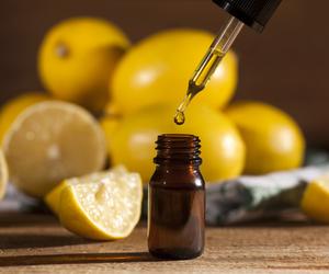 Na wzdęcia, wypadające włosy i bielsze zęby. 14 leczniczych zastosowań skórki z cytryny