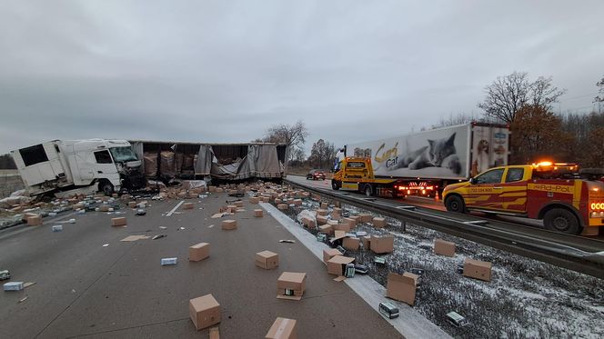 Karambol na autostradzie A4 pod Bolesławcem. Zderzyło się siedem aut, nie żyje kierowca busa 