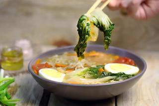 Warzywna zupa w azjatyckim stylu. Z kapustą pak choi i pieczarkami smakuje znakomicie