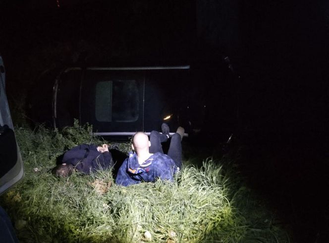 Nocny pościg za piratem drogowym zakończył się w rowie. Kolejny, którego sądowy zakaz nie powstrzymał przed kierowaniem