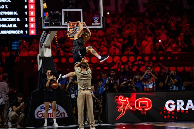 Robert Lewandowski rzucał do kosza podczas Polska - Francja