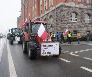 „Zielony Ład=Głód”, „Mleko nie jest z Biedronki”. Te hasła pojawiły się na proteście rolników w Olsztynie