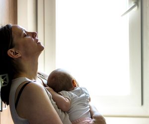 Depresja poporodowa to coś więcej, niż zmęczenie dzieckiem. Ile trwa i jak sobie pomóc? 