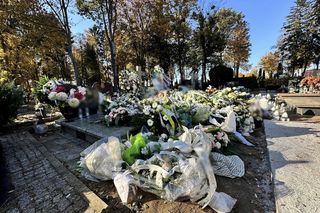 Białe baloniki zamiast kwiatów i kibicowskie race. Tak wyglądał przejmujący pogrzeb Elizy i Tomka. Dzieci zginęły na S7 pod Gdańskiem