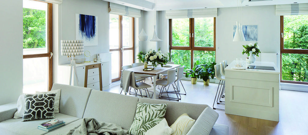 Mieszkanie w bieli i w drewnie - nowoczesne i eleganckie. Kasia sama je zaprojektowała