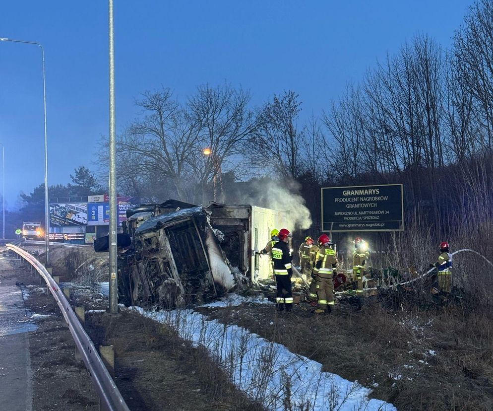 Pożar ciągnika z naczepą na DK 79 w Jaworznie. Kierujący trafił do szpitala