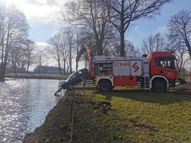 Groźny wypadek przy dworku w Krześlowie. Dachujące auto wpadło do fosy i zatonęło
