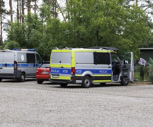 Zbrodnia pod Grójcem. Ksiądz przyznał się do zabójstwa. Policja przeszukała plebanię [ZDJĘCIA]. Kontener: Warszawa