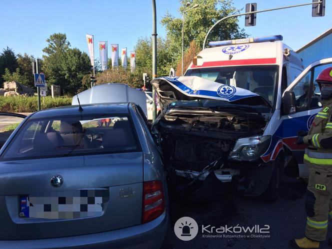 Wypadek karetki na alei Pokoju w Krakowie