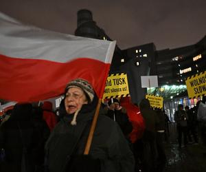 Kolejny dzień protestu przed siedzibą TVP