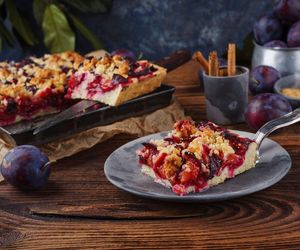 Placek ze śliwkami robię bez mąki pszennej i białego cukru. To zdrowe ciasto smakuje każdemu 