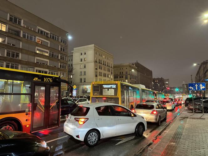 Totalny paraliż Warszawy. Gigantyczne opóźnienia autobusów i tramwajów, kierowcy w korkach