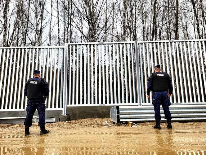 Białoruś niszczy zaporę na polskiej granicy! "Wchodzi po kilka osób"