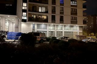 Nocna akcja na Gocławiu. Kobieta spadła z 13 piętra. Co się stało?