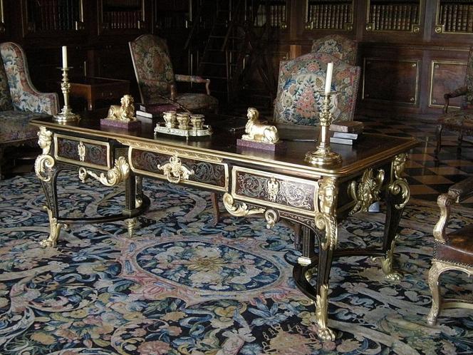 Biurko i fotele w stylu Ludwika XIV, dzieło A. Bulle'a. Nietypowa forma łączyn nóg na celu ma wygodę użytkownika. 