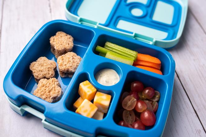 Pielęgniarka pediatryczna wylicza: 5 rzeczy, których nie wolno pakować do śniadaniówki