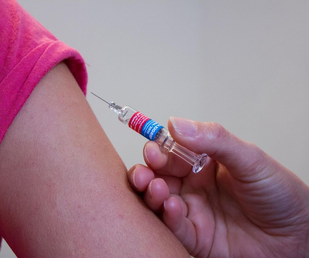 Zmiany w programie szczepień przeciw HPV. Szczepionka na raka dla dziewczynek i chłopców już od 9. roku życia  