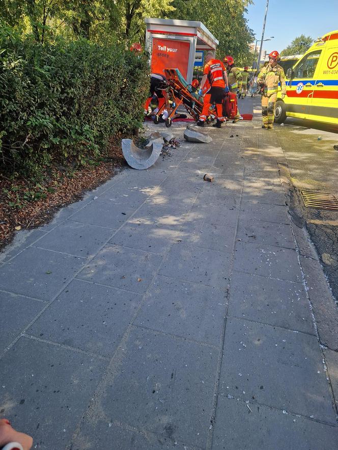 Samochód wjechał w ludzi na przystanku w Warszawie