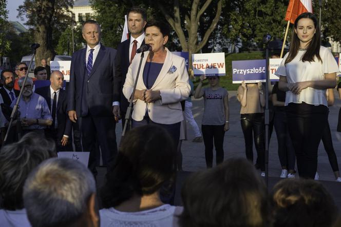 Znany projektant mody miażdży Szydło. Wysyła ją po porady do Agaty Dudy! 