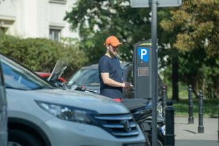 Antek Królikowski - ukochana wozi go samochodem