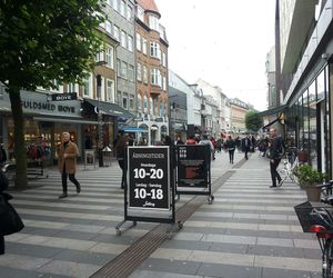 Ulica Strøget - reprezentacyjny deptak Kopenhagi, jeden z najdłuższych w Europie (1,1 km)