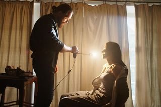 M jak miłość odc. 1844. Martyna (Magdalena Turczeniewicz), gangster Robert (Kamil Drężek)