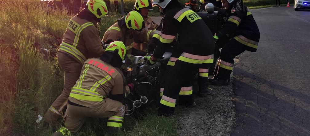 Motocyklista nagle zjechał z drogi i uderzył skarpę! Tragiczny wypadek pod Włocławkiem [ZDJĘCIA] 