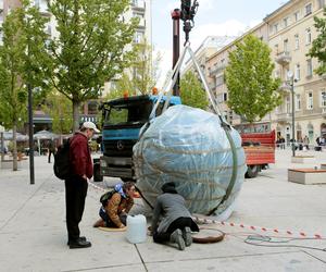 Instalacja artystyczna Pisklę podczas montażu