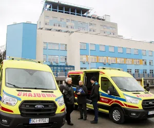Szpital Śląski w Cieszynie zyskał dwa nowe ambulansy. Będą obsługiwały pacjentów dwóch oddziałów