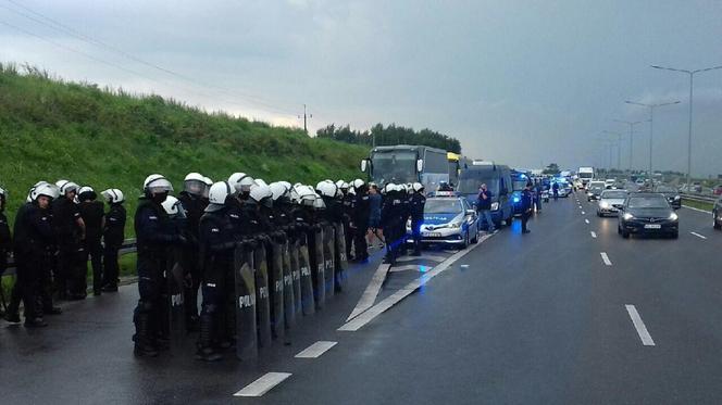 To miał być NAJAZD KIBOLI DINAMA na Warszawę? Policjanci zatrzymali trzy autokary!