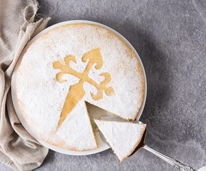 Odkryłam hiszpański przepis na znakomite ciasto. Tarta de Santiago smakuje obłędnie 