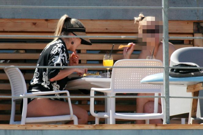 Marlena Muranowicz, wkrótce była żona Mroczka w bikini na plaży.