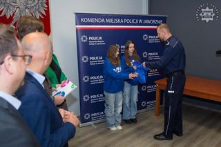 Kierowca wlókł 78-latkę za autobusem. Tylko dwie dziewczynki zareagowały. Maja i Amelia to bohaterki