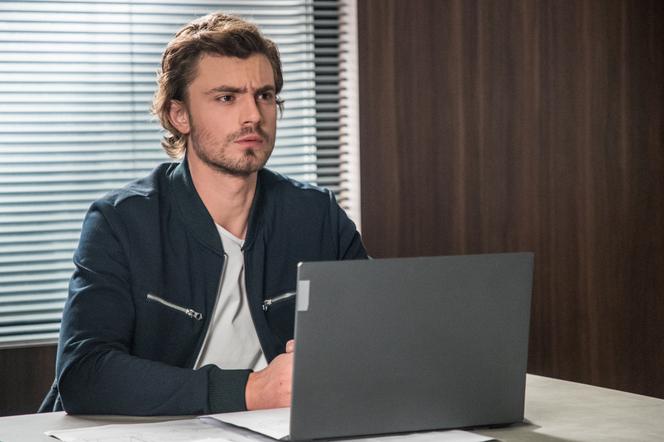 Papiery na szczęście, odcinek 4, Adam (Jakub Sasak)