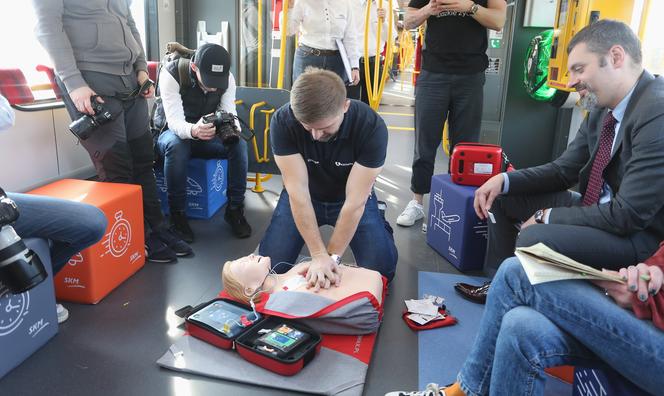Defibrylator w Szybkiej Kolei Miejskiej ratuje życie pasażerów 