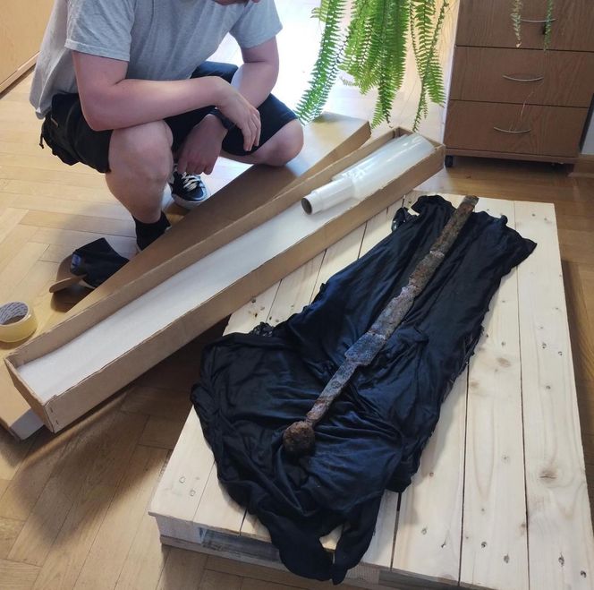 Sensacyjne znalezisko w Wiśle! Wędkarz wyłowił średniowieczny miecz