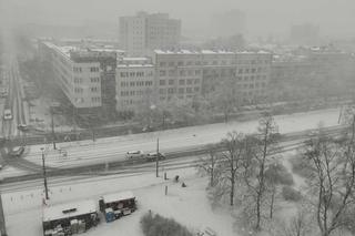 Śnieżyca w Warszawie, w ciągu kilku minut zrobiło się biało. Zdjęcia