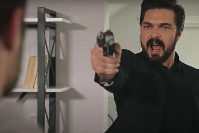 Do rezydencji Aziza wparuje Yaman, który chwilę wcześniej stracił żonę! 