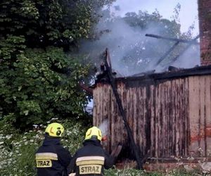 Pożar domu 69-latka pod Radomskiem! Podpalacz podłożył ogień pod sąsiednim budynkiem [ZDJĘCIA]