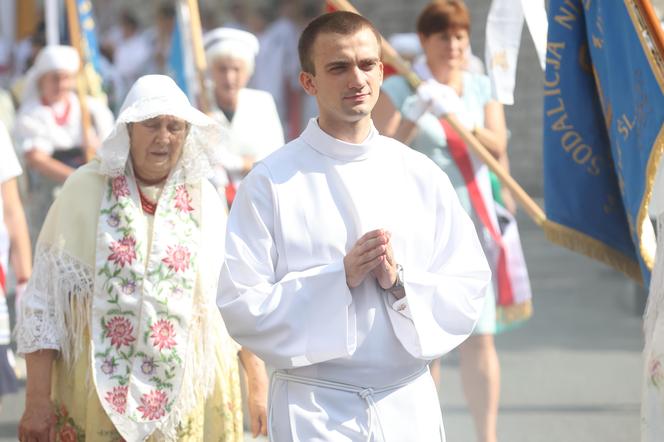 Tysiące kobiet i dziewcząt na pielgrzymce do Piekar Śląskich. "Jestem w Kościele, więc idę"