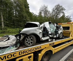 Samochód ciężarowy zderzył się z osobowym autem. Cztery osoby zginęły. Droga zablokowana