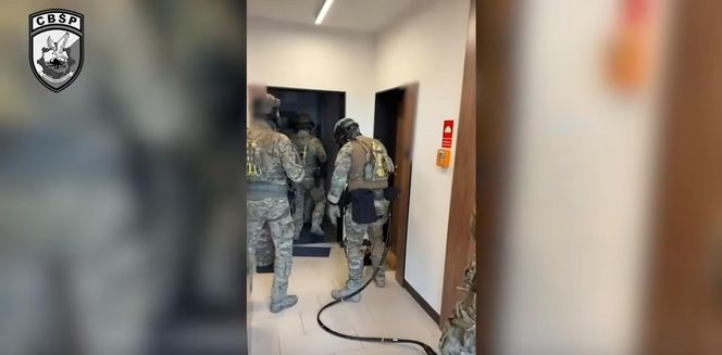 Stłuczki-ustawki z kaskaderami. CBŚP rozbiło gang z Pruszkowa! Wyłudzili miliony z ubezpieczeń