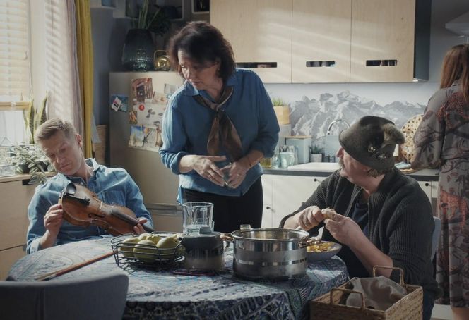 M jak miłość odc. 1869. Paweł (Rafał Mroczek), Haneczka (Elżbieta Firek), stryj Jędrzej Gutowski (Piotr Majerczyk), Marysia (Małgorzata Pieńkowska)