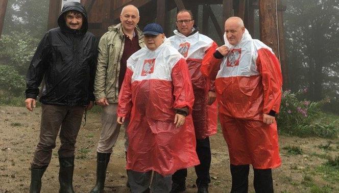 Jarosław Kaczyński w słynnej pelerynce