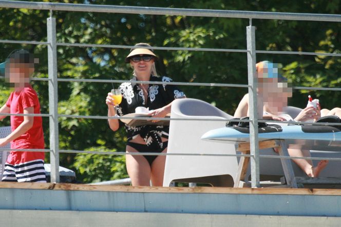 Marlena Muranowicz, wkrótce była żona Mroczka w bikini na plaży.
