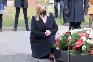 Prezes PiS, wicepremier Jarosław Kaczyński składa kwiaty na grobach ofiar katastrofy smoleńskiej na warszawskim Cmentarzu Wojskowym na Powązkach